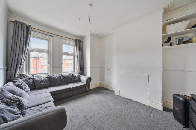 2 bed property, in Kingston Road, £300,000