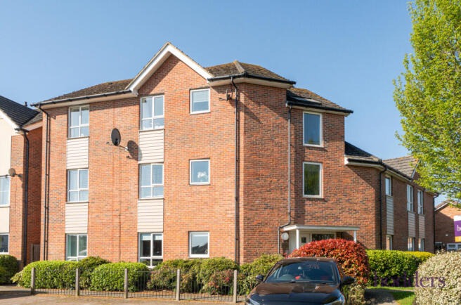 2 bed property, in Roakes Avenue, £275,000