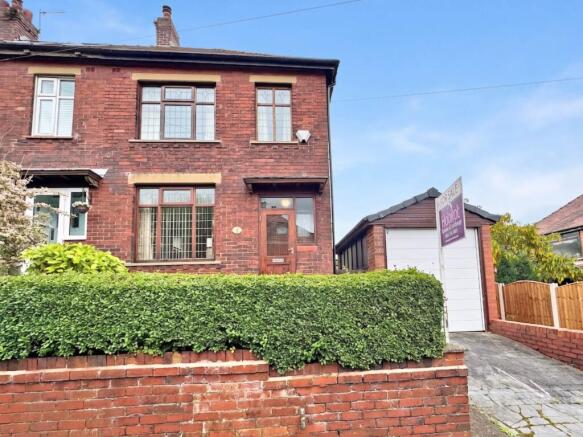 2 bed property, in Hodge Road, £190,000