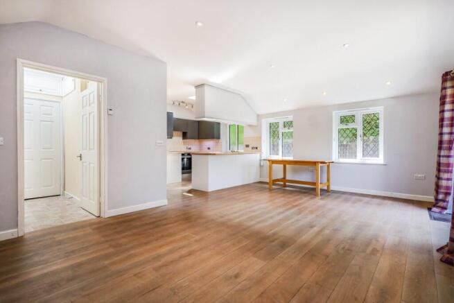 2 bed property, in Forest Road, £350,000