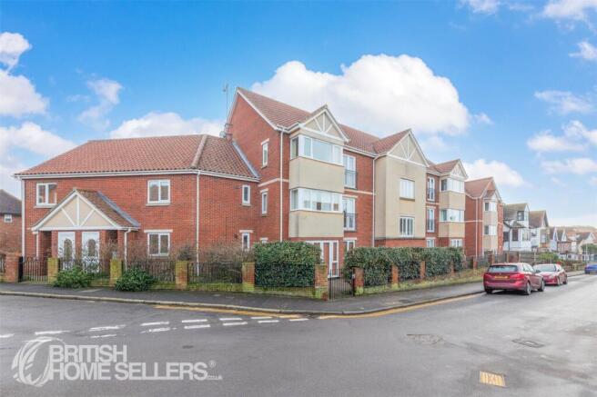 2 bed property, in Cliff Road, £190,000