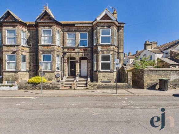 5 bed property, in Milton Road East, £210,000
