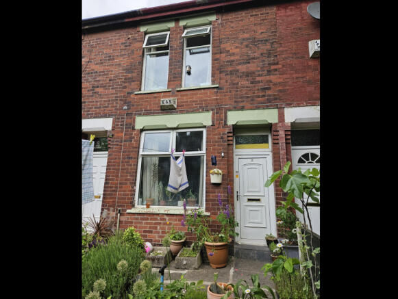 2 bed property, in Peel Square, £105,000