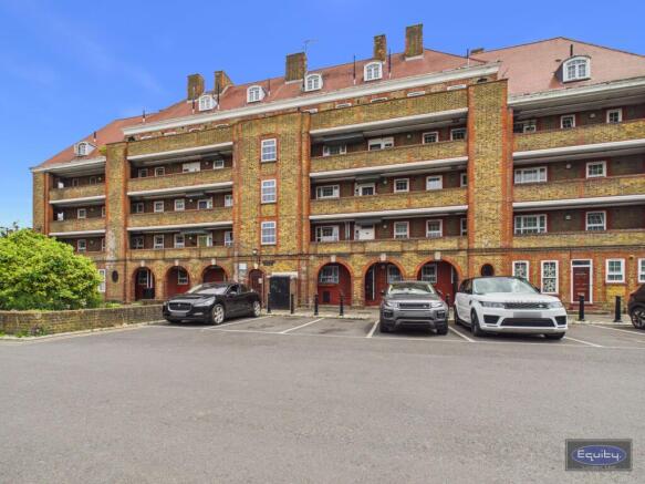 1 bed property, in Comber Grove, £250,000
