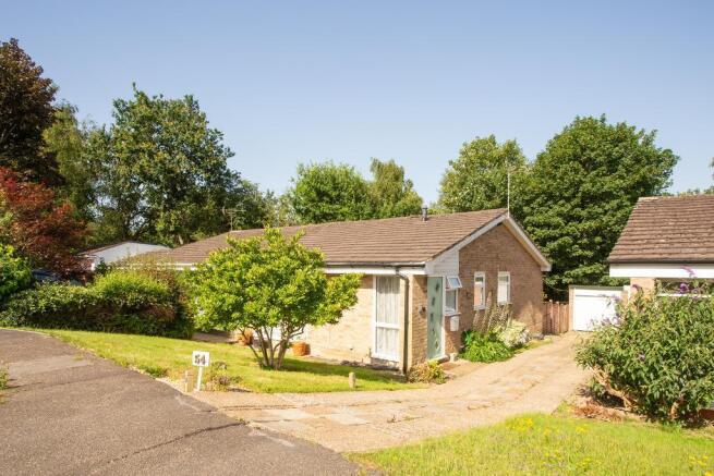 2 bed property, in Meadow Way, £325,000