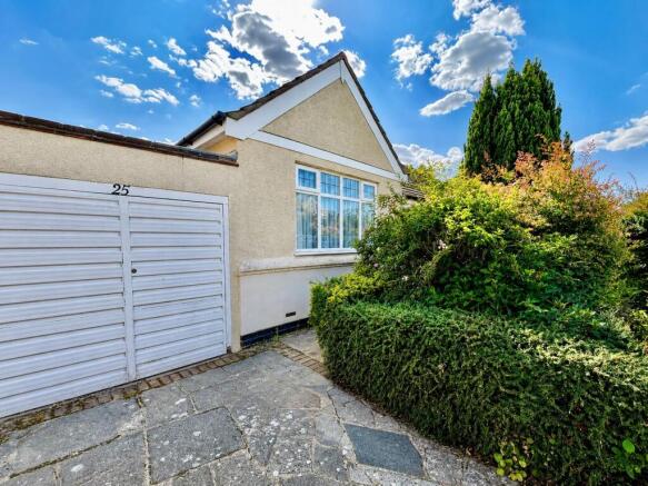 2 bed property, in Little Birches, £500,000