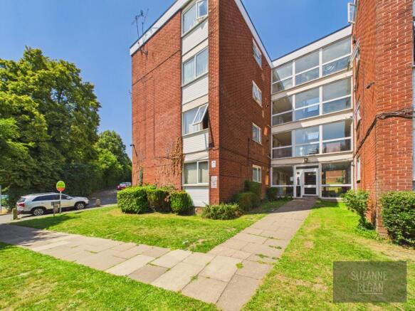 2 bed property, in Abbey Court, £80,000