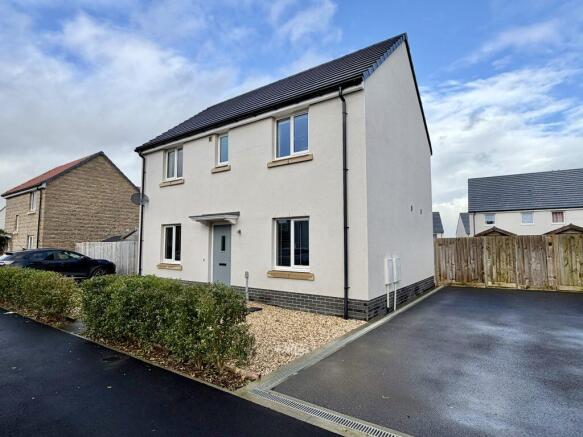 3 bed property, in Ash Mead, £300,000