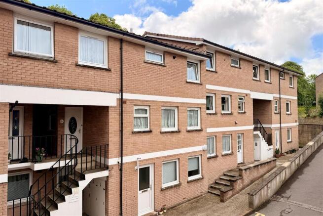 2 bed property, in The Grove, £165,000