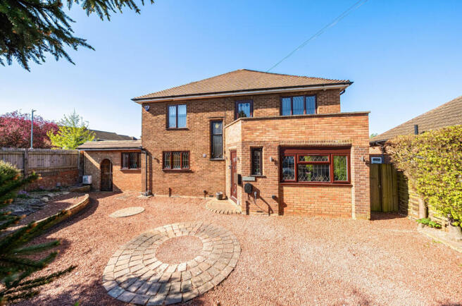 4 bed property, in Downs Road, £700,000
