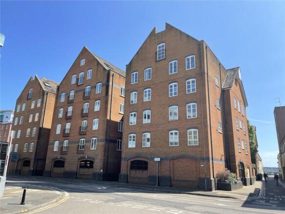 2 bed property, in Castle Street, £210,000