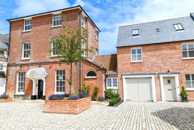 4 bed property, in High Street, £625,000