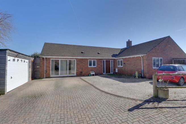 3 bed property, in Ross Road, £595,000