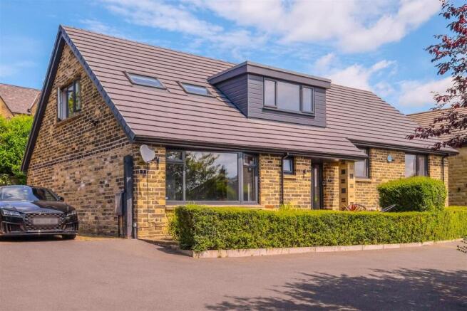 5 bed property, in Smithfield Avenue, £675,000