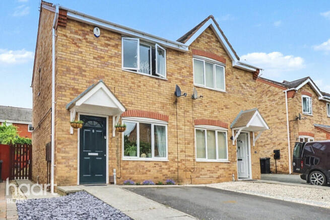 2 bed property, in Autumn Road, £220,000