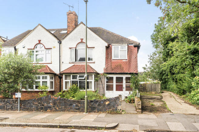 4 bed property, in Trinity Avenue, £1,000,000