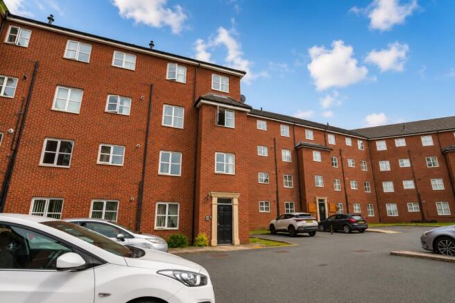 2 bed property, in Lathom Court, £100,000
