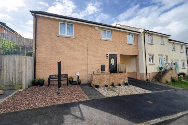2 bed property, in Chapel Park Close, £180,000