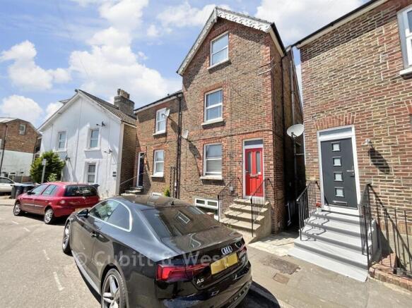2 bed property, in Queens Road, £240,000