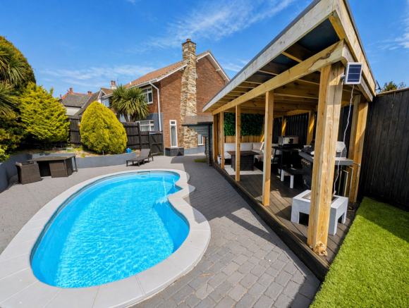 5 bed property, in Keyberry Park, £700,000
