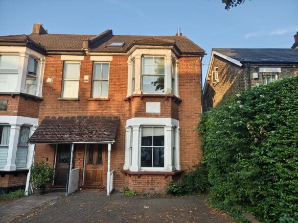 4 bed property, in Park Hill, £575,000