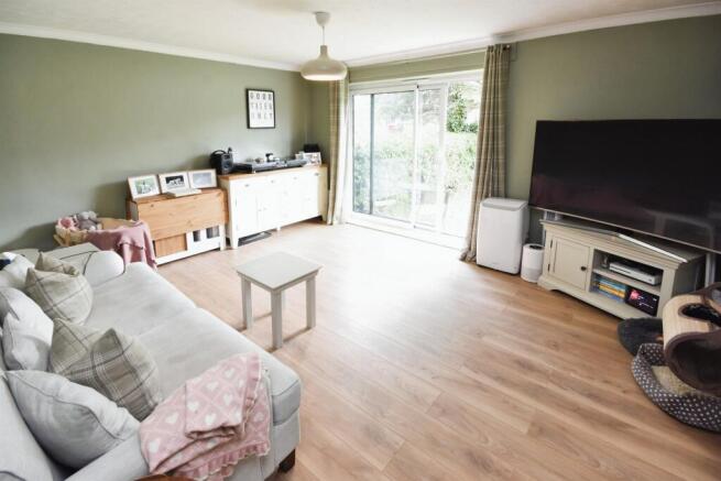 2 bed property, in Waldgrooms, £220,000