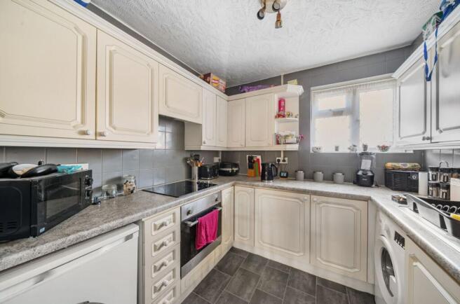 3 bed property, in Crescent Road, £425,000
