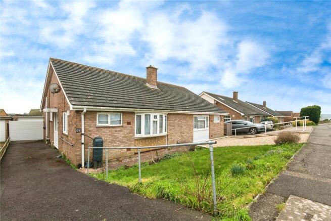 2 bed property, in Parkside Drive, £270,000