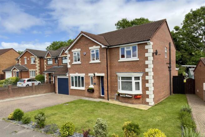5 bed property, in Newlyn Drive, £397,000