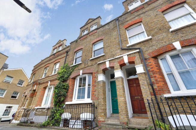 2 bed property, in Sylvester Path, £550,000