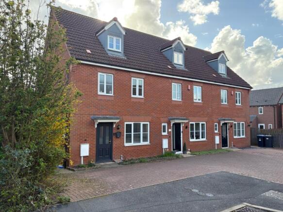 4 bed property, in Fretter Close, £279,950
