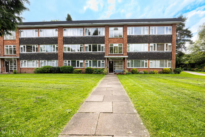 2 bed property, in Garrard Gardens, £190,000