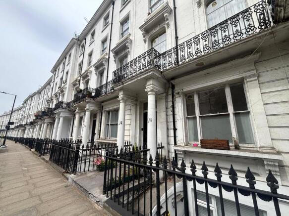 1 bed property, in Gloucester Terrace, £425,000