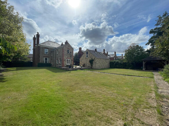 4 bed property, in Winsover Road, £489,950