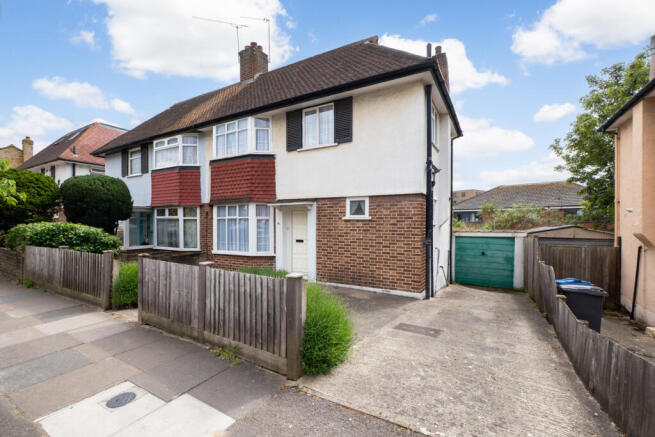 2 bed property, in Garth Road, £425,000