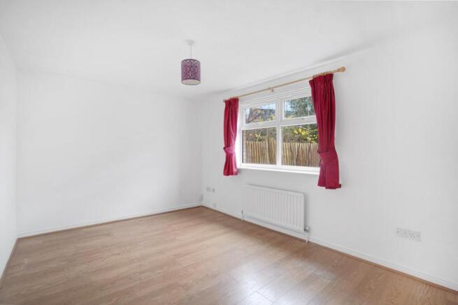 2 bed property, in Meadside Close, £300,000