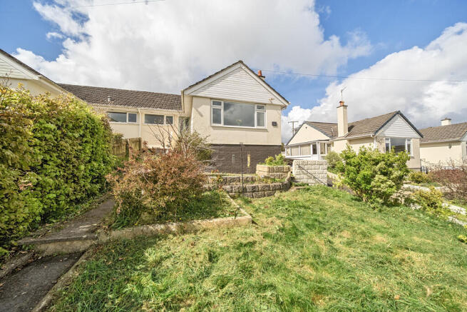 2 bed property, in Roborough Gardens, £290,000