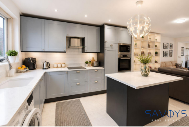 2 bed property, in Maytree Close, £450,000