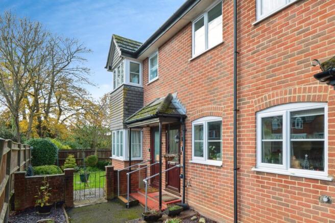 2 bed property, in Mortimers Lane, £160,000