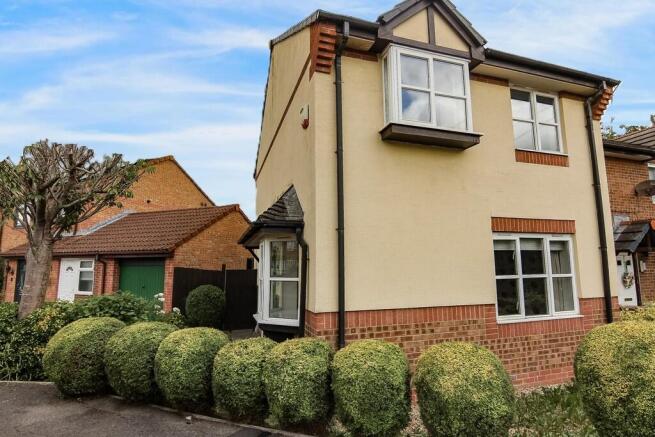 3 bed property, in Aspen Park Road, £260,000