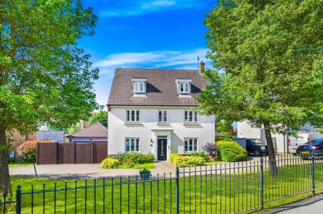 5 bed property, in Little Canfield, £625,000