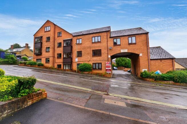 1 bed property, in Flat 13 Britannia Heights, £90,000