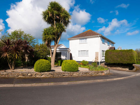 4 bed property, in Tredrizzick Close PL27, £720,000