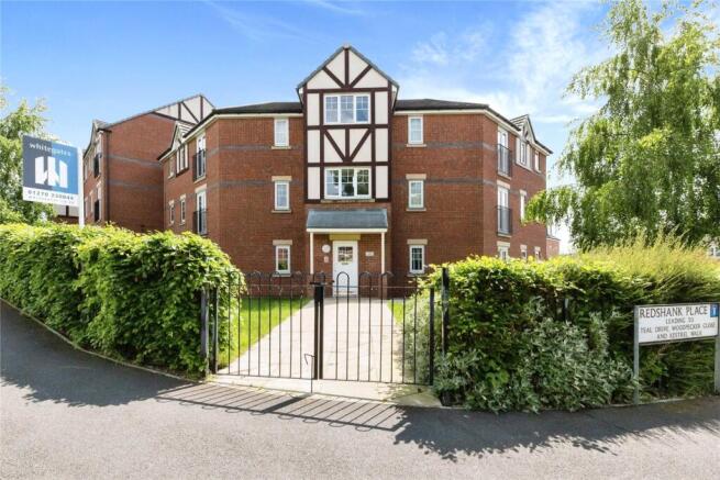 2 bed property, in Moss Lane, £120,000