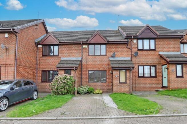 2 bed property, in Nuttall Mews, £200,000