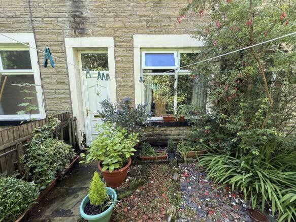 2 bed property, in King Street Terrace, £90,000
