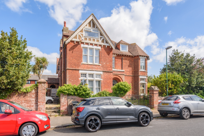 5 bed property, in Granville Road, £450,000