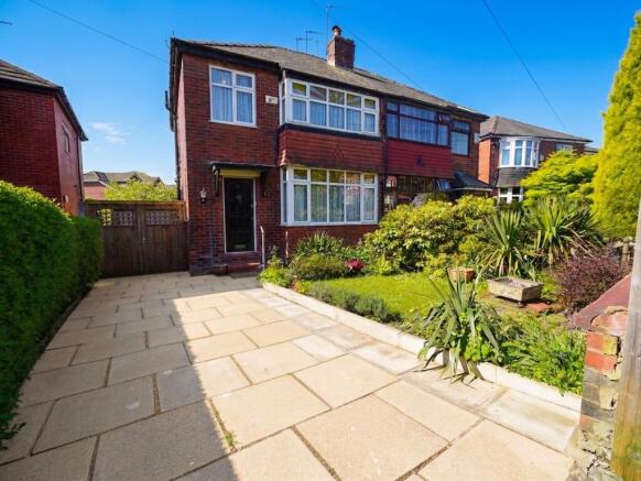 3 bed property, in Agecroft Road West, £290,000