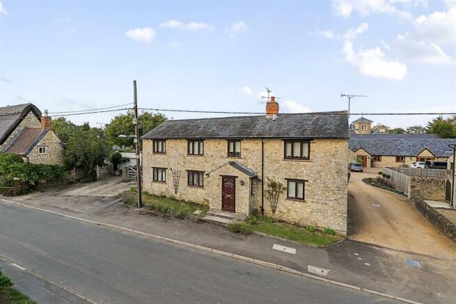 4 bed property, in Moorend Road, £650,000