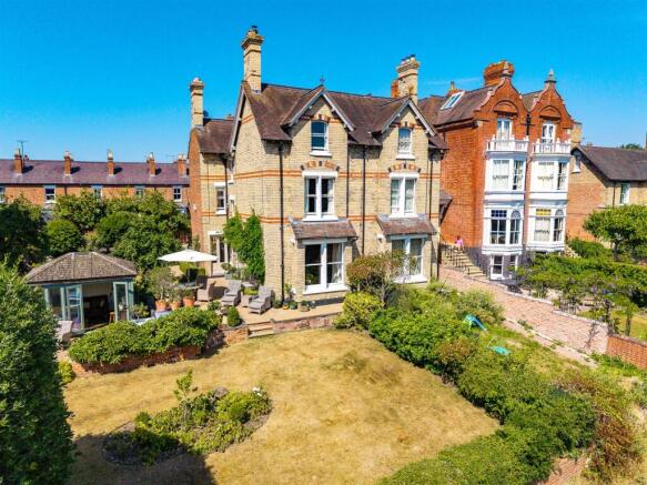 5 bed property, in Silverdale, £899,500